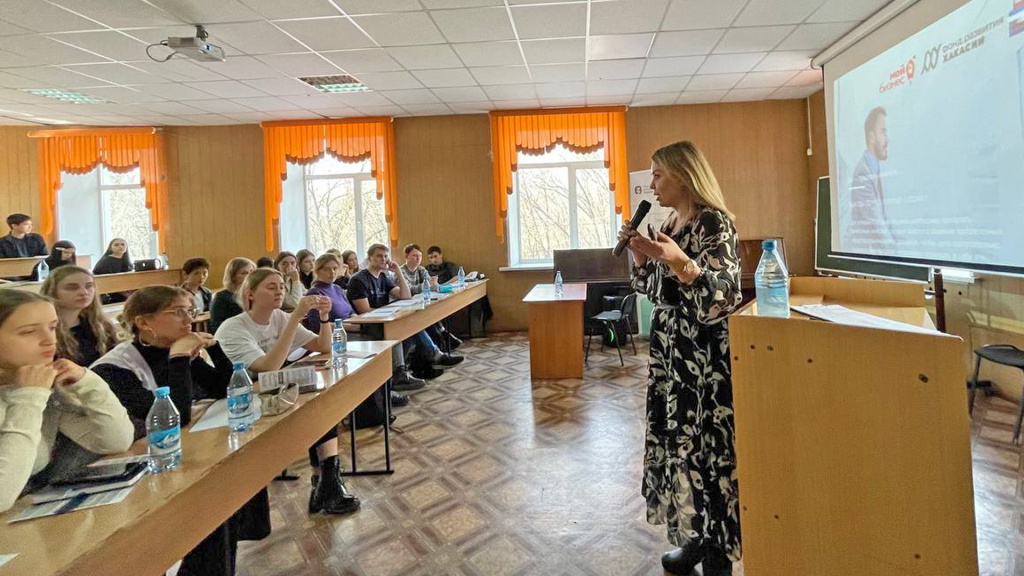 Замдиректора Фонда развития Хакасии рассказала молодежи региона, как начать свое дело