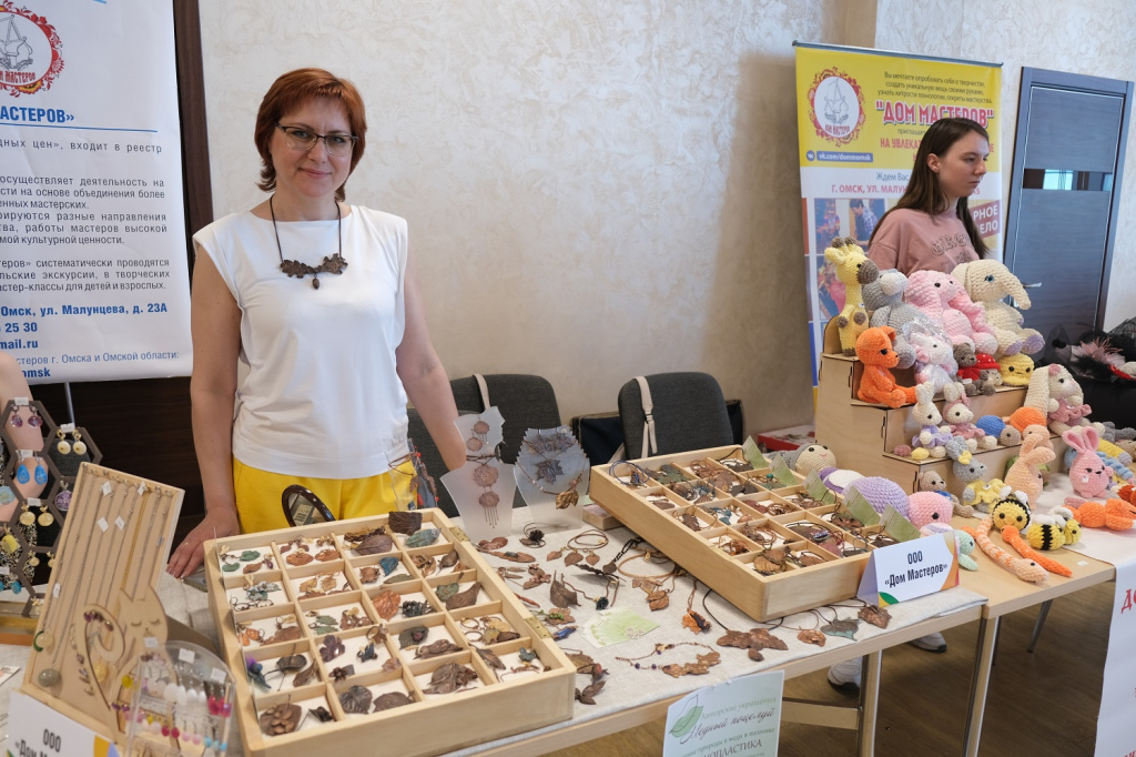 Омичка превращает живые растения в ювелирные украшения
