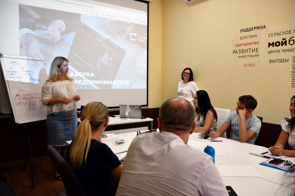 Выпускники саратовской «Азбуки предпринимателя» получили сертификаты