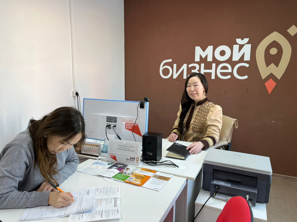 Сотрудники Центра «Мой бизнес» Якутии проконсультировали предпринимателей в национальных нарядах