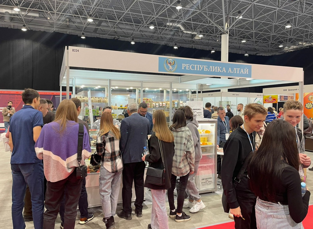 Предприятия Алтая представляют продукцию на выставке продуктов питания